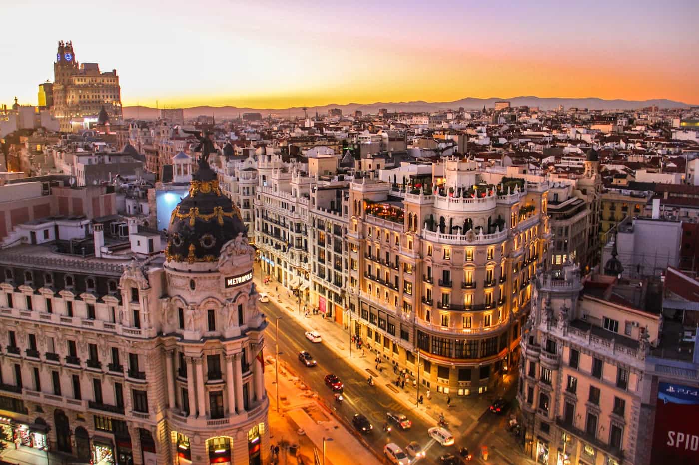 Licencia VTC en Madrid: Gran Vía de Madrid con tráfico, vista aérea