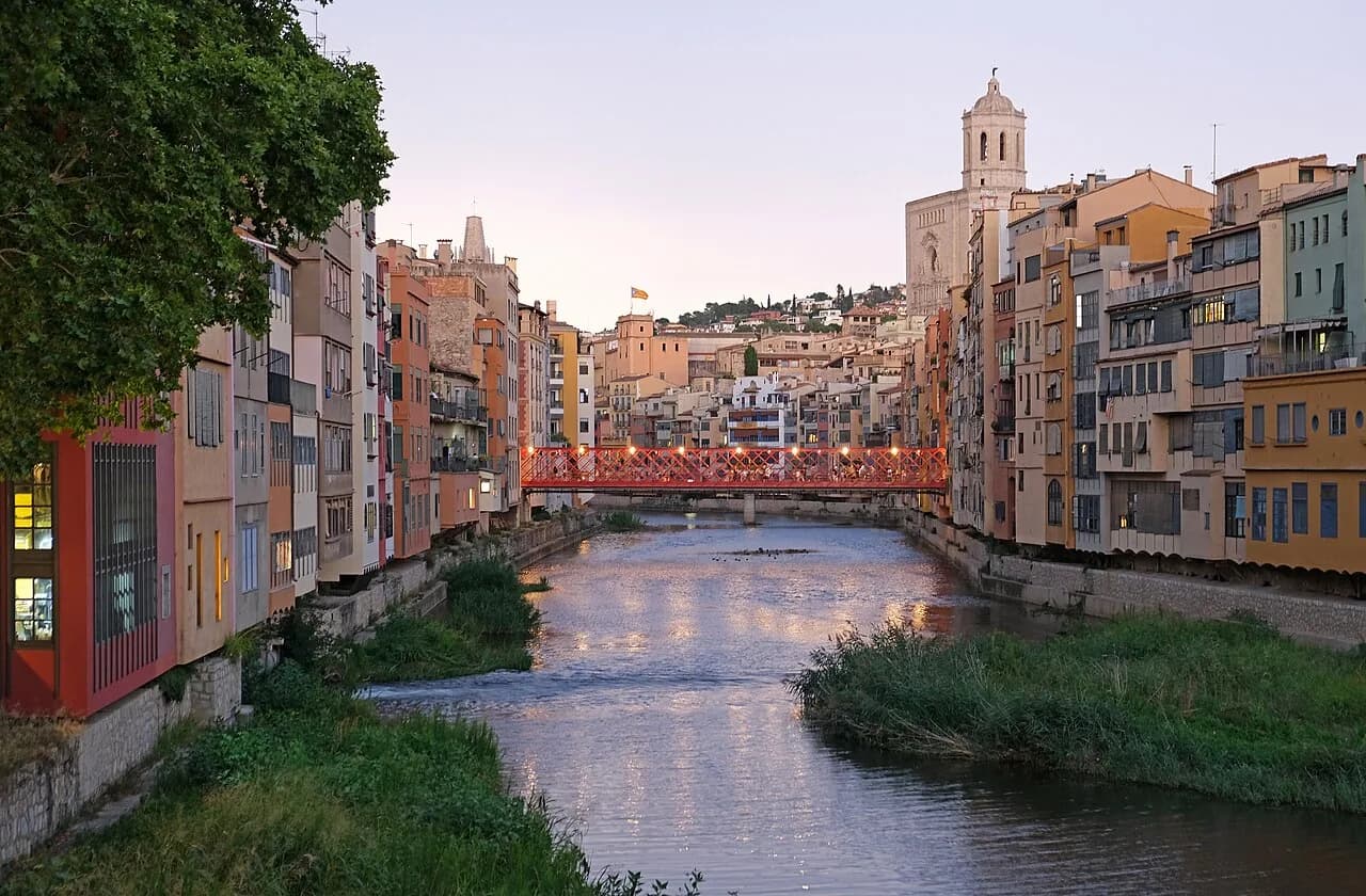 Casas junto al río Onyar en Girona