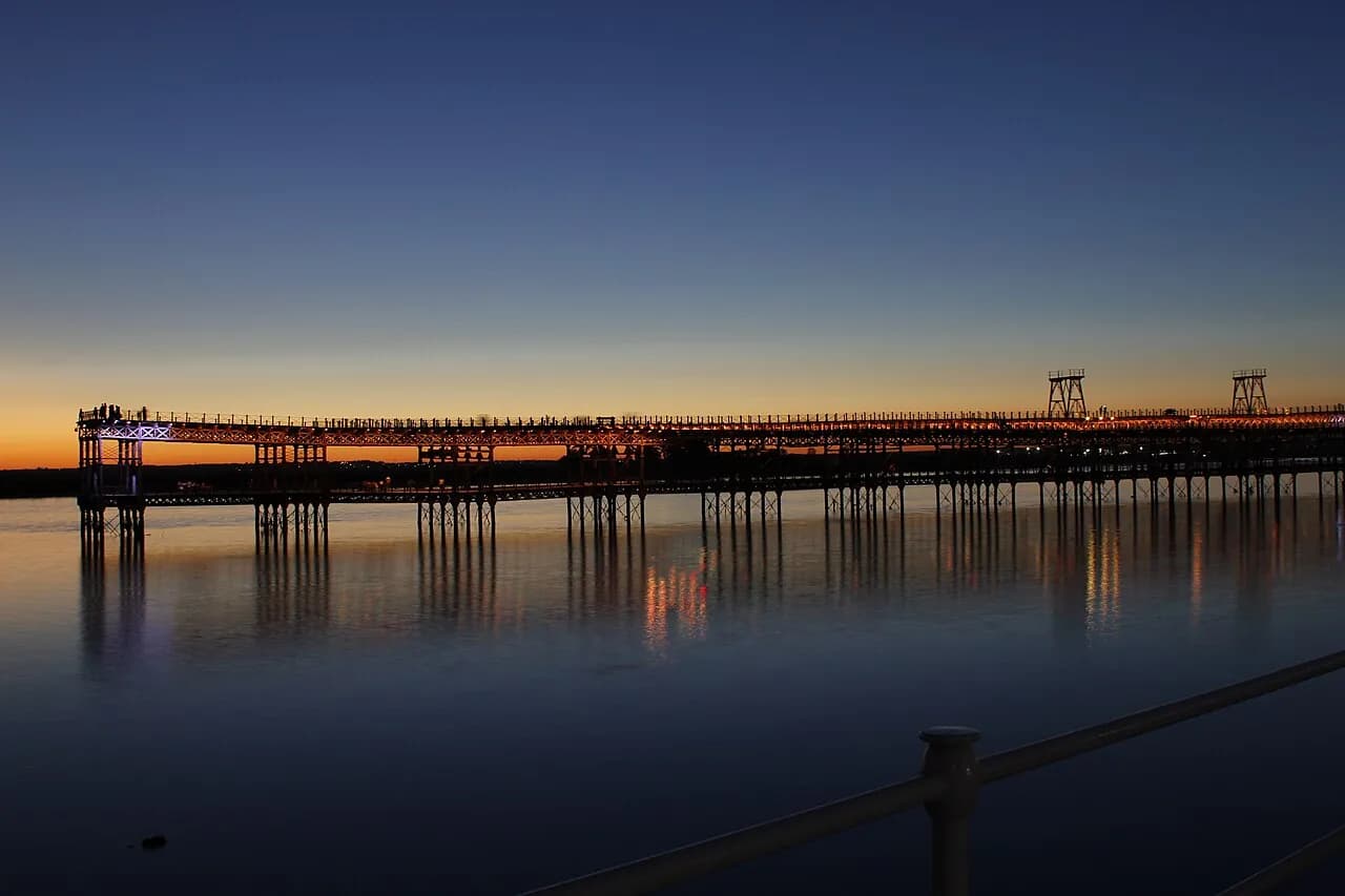 Muelle del Tinto de Huelva al anochecer
