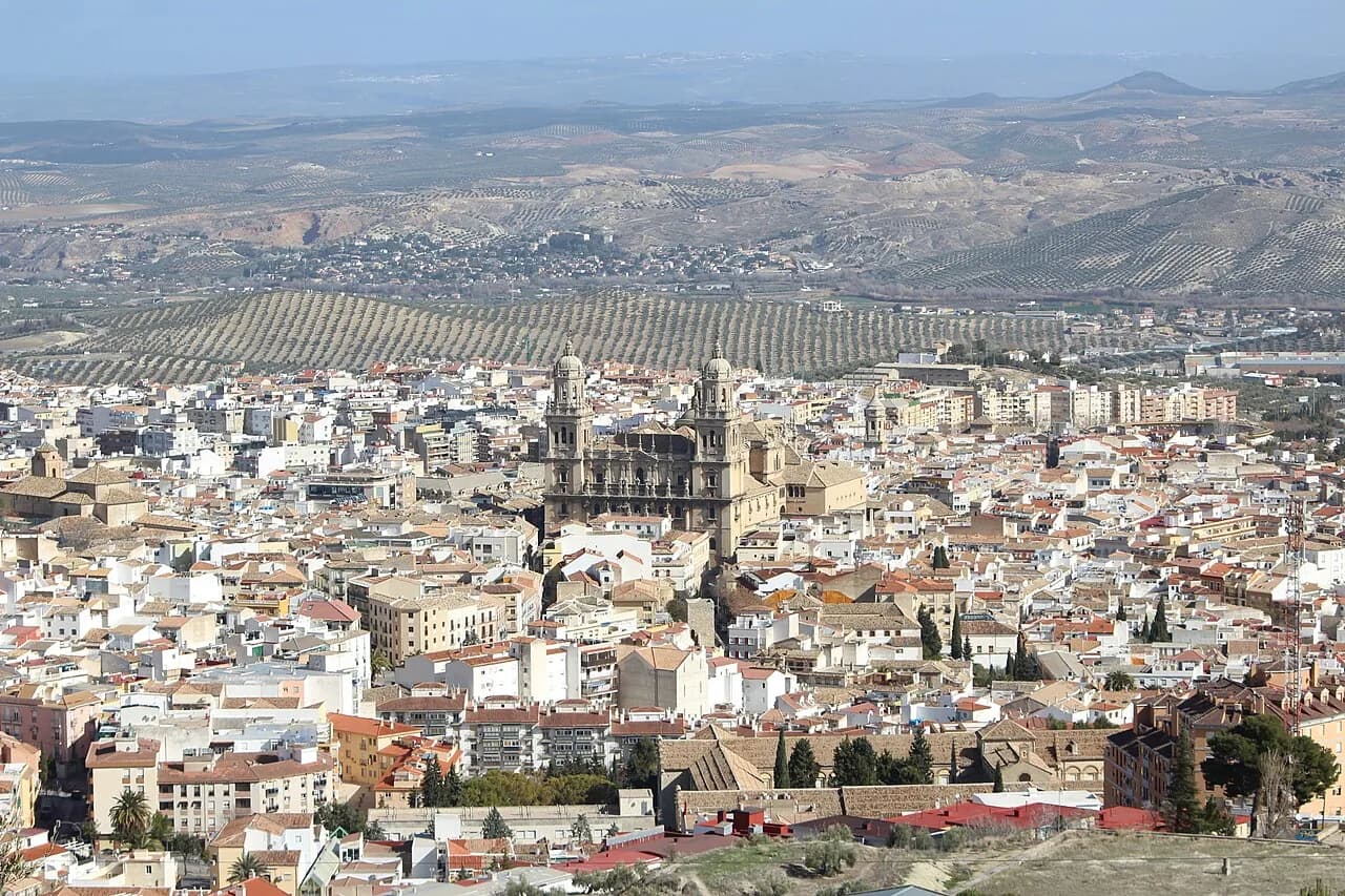 Panorámica urbana de Jaén con su catedral