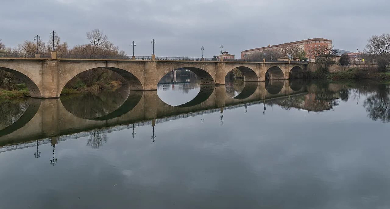 Puente de Piedra sobre el Ebro en Logroño