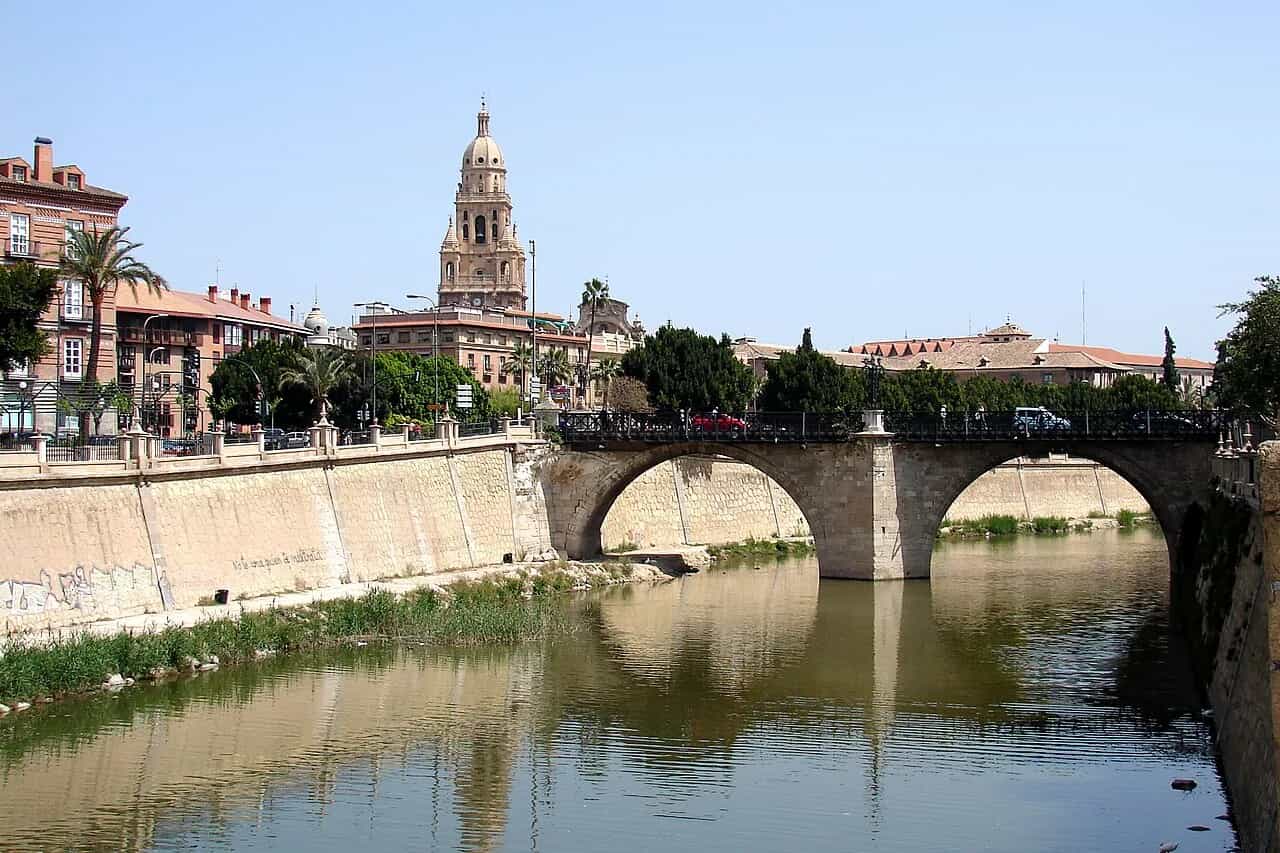 Puente de los Peligros sobre el río Segura en Murcia