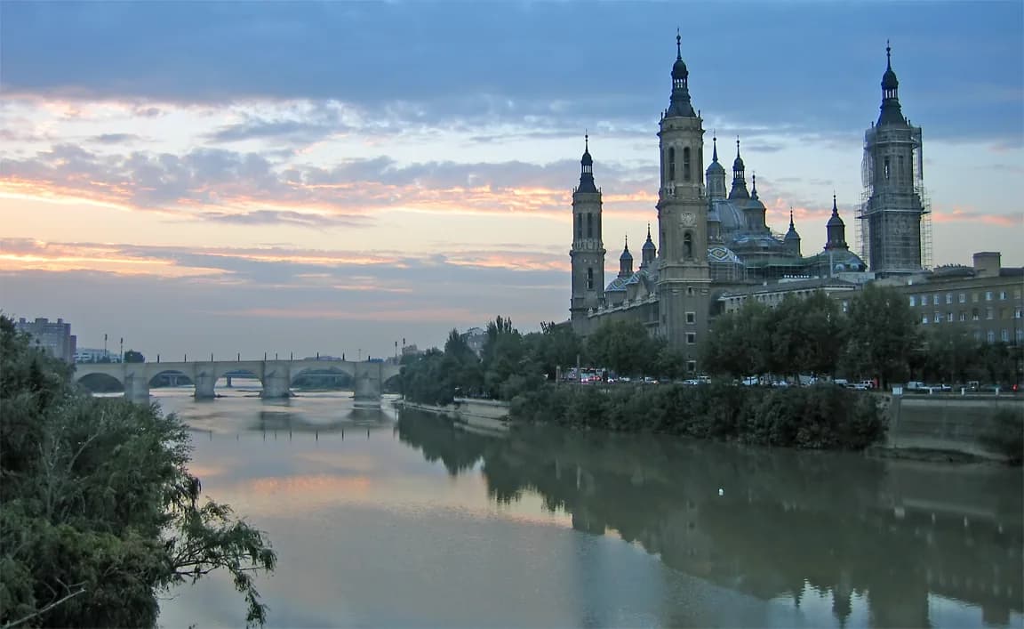 Basílica del Pilar junto al Ebro en Zaragoza