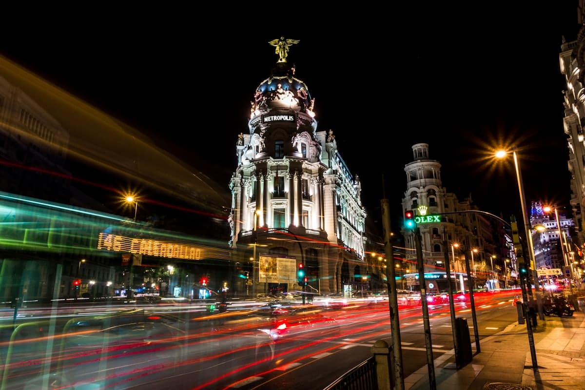 Avenida española de noche con estelas de tráfico