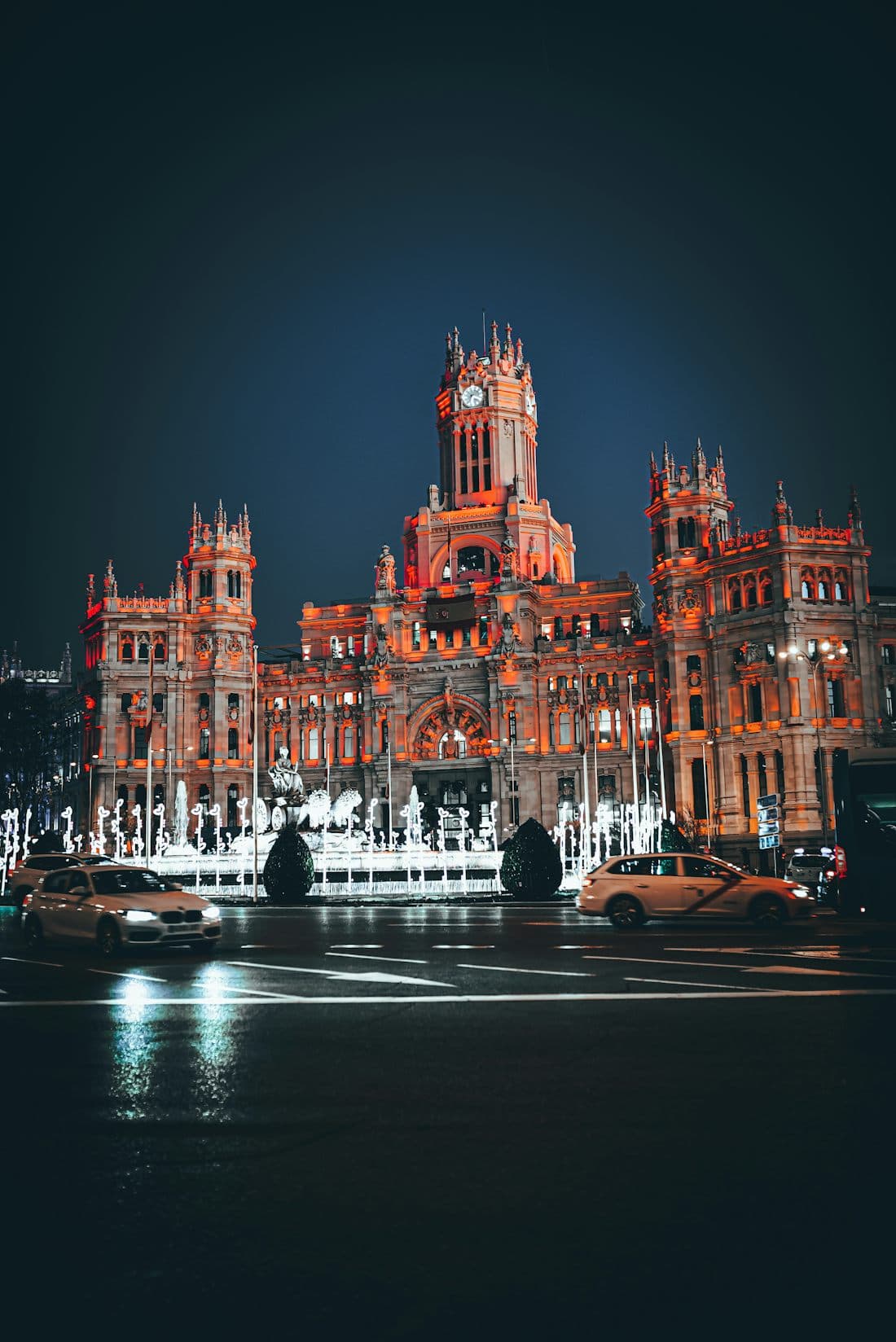 Edificio monumental español iluminado de noche